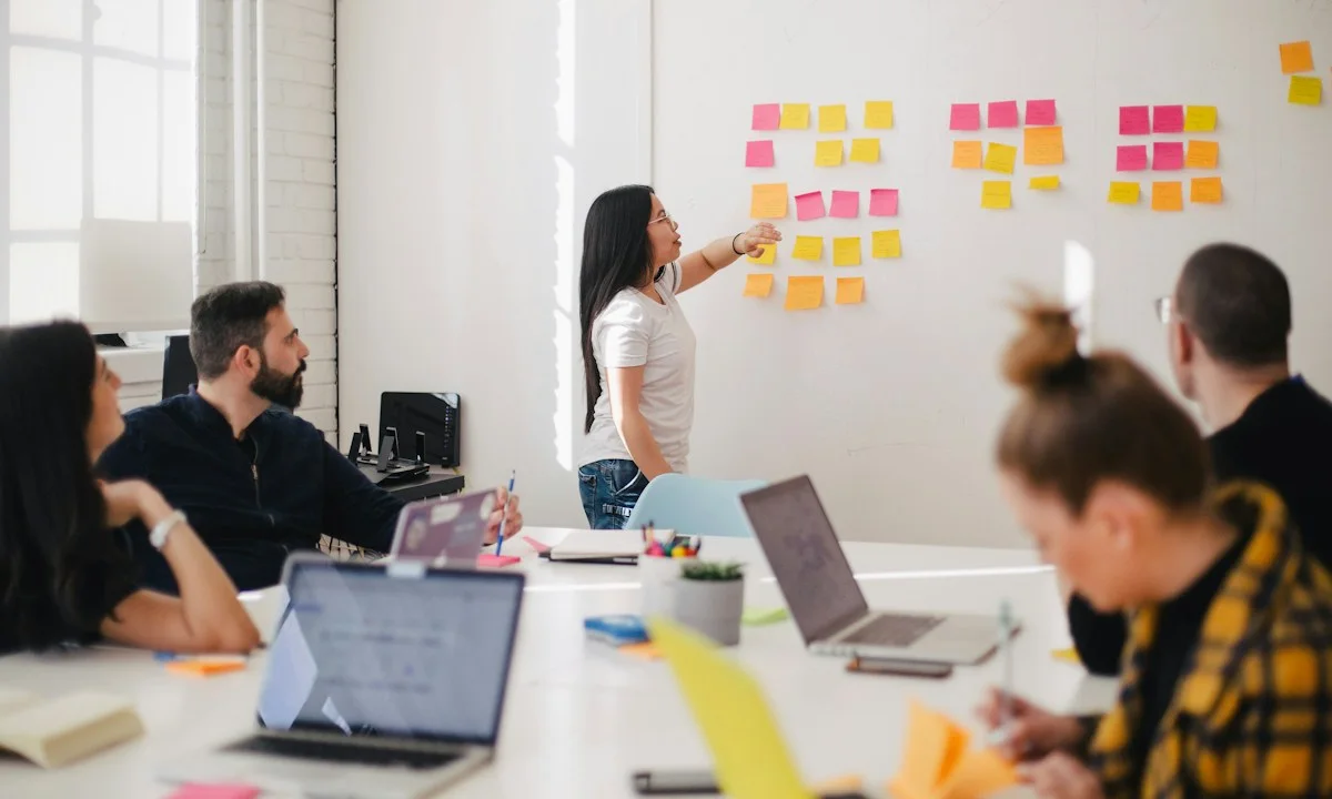 Minh họa nhóm nhân sự họp và lên kế hoạch chiến dịch marketing